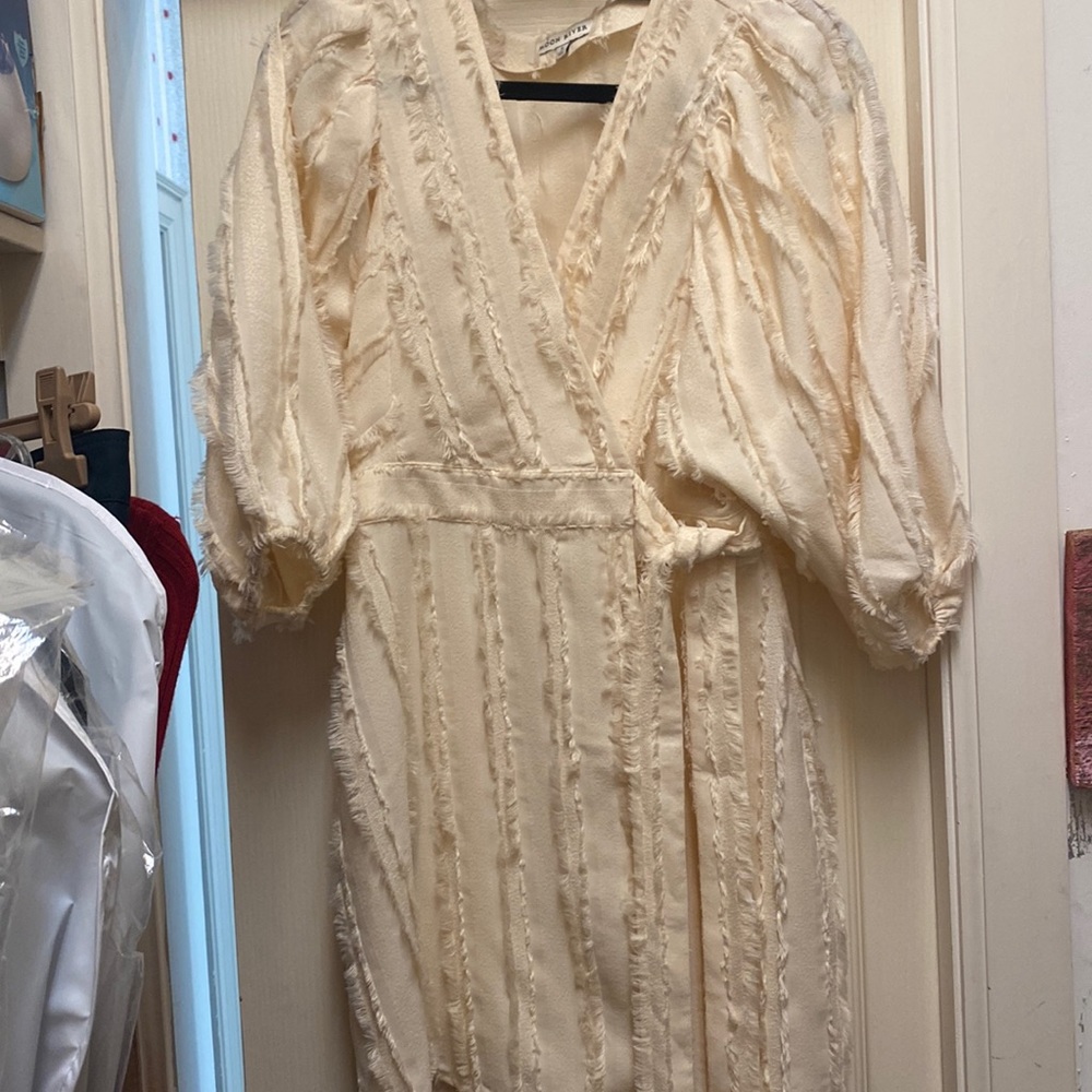 Beautiful mid sleeve cream dress with detail SZ S worn 1 time